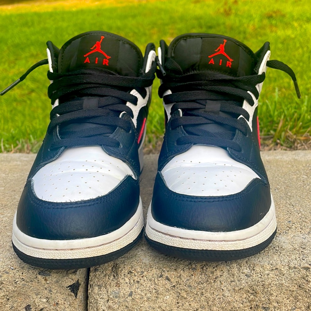 Jordan 1( Chile red) Size 5